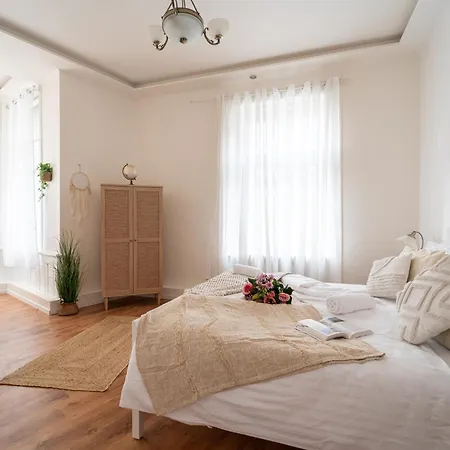 Celine Luxury Hostal *